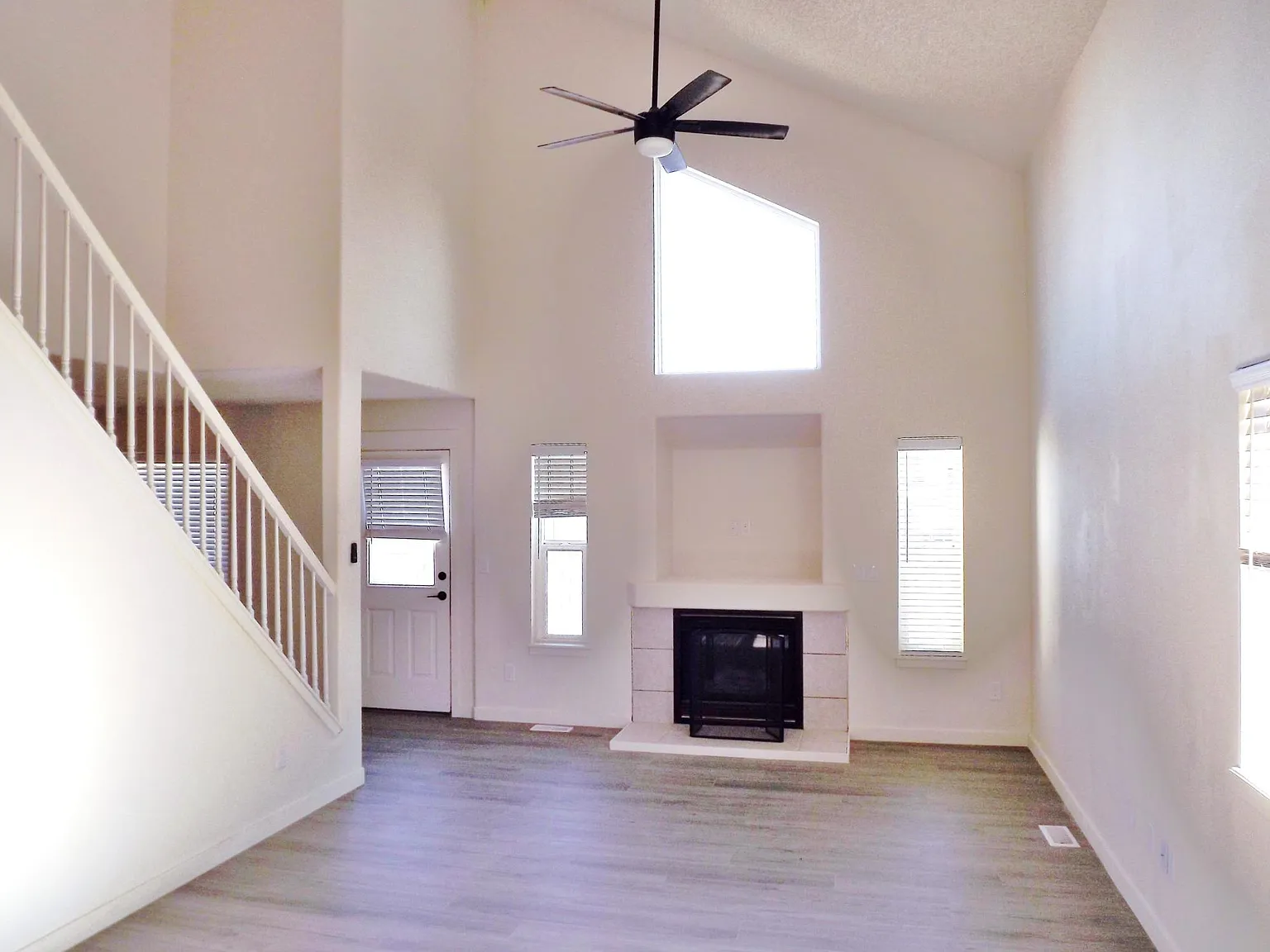 5 bed, 3.5 bath, 2390 sqft, $2,500 — Photo 2