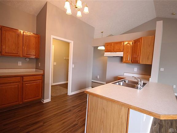 5th image of 124 Warner Dr