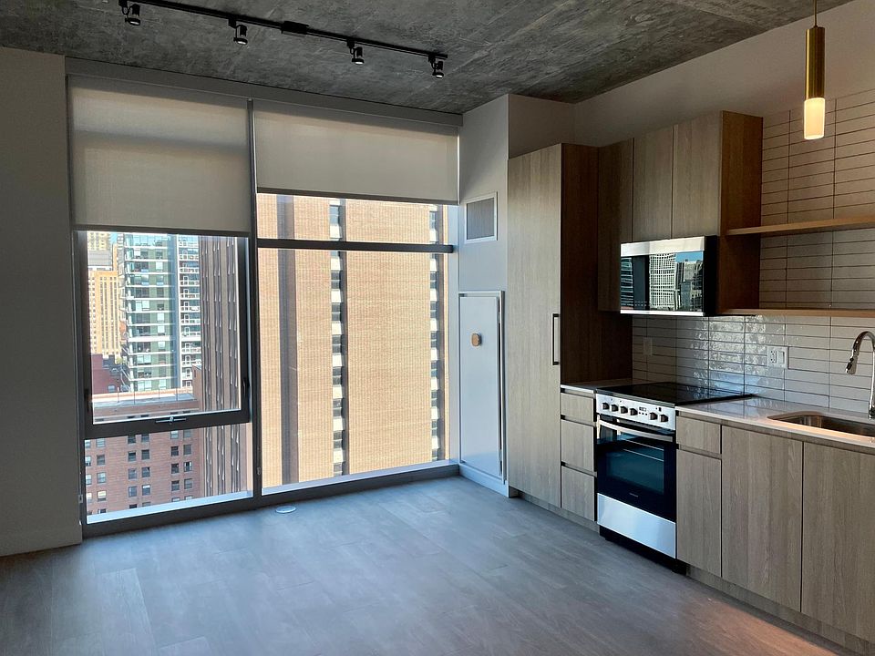 2nd image of 697 N Wells St
