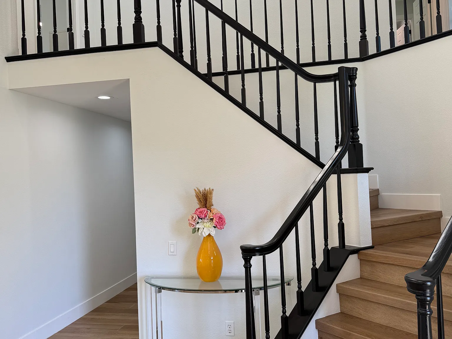 4 bed, 3.5 bath, 2696 sqft, $7,800 — Photo 4