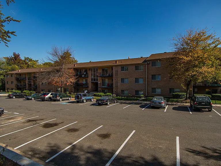 Glen Willow Apartments Building Parking 13
