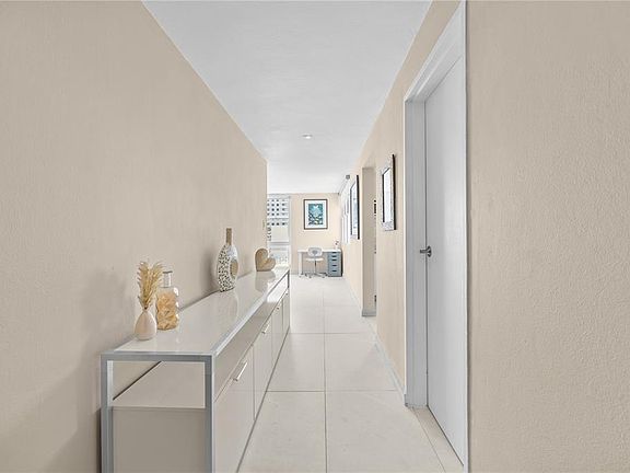 3rd image of 1035 Ave Ashford APT 302