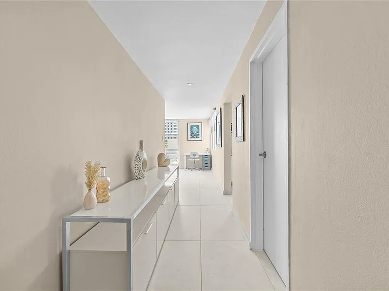 1035 Avenue Ashford #302 — Photo 3