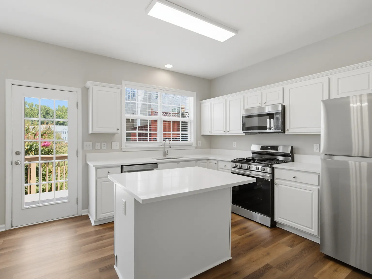 3 bed, 3.5 bath, 1722 sqft, $2,350 — Photo 4