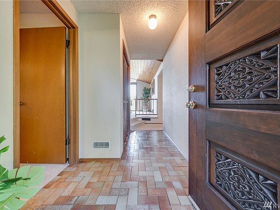2nd image of 12101 Pleasant Pl NE