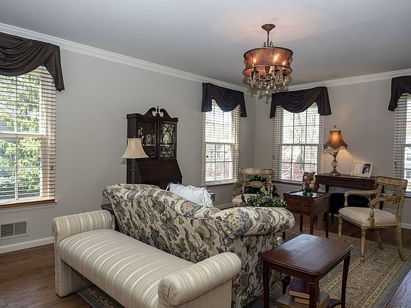 GRACIOUS LIVING ROOM