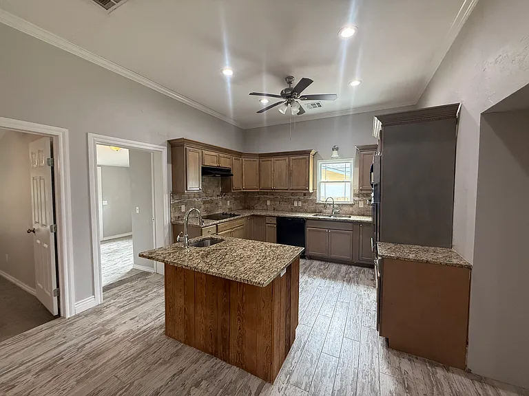 904 E Comanche St — Photo 6