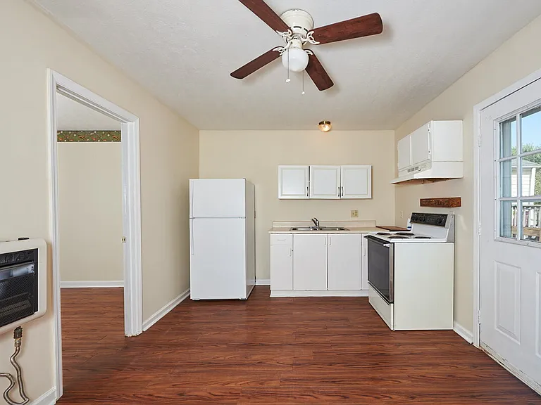212 W Hillcrest Dr — Photo 4