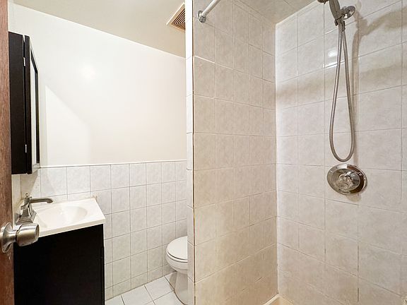 5th image of 2618 Hoyt Ave S APT 1A
