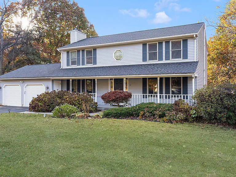 42 Rollingwood Dr — Photo 2