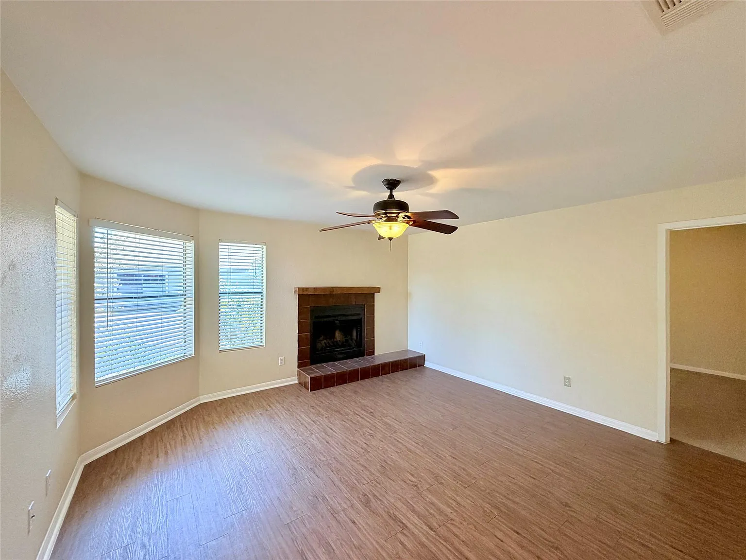 2 bed, 2.0 bath, 3216 sqft, $1,150 — Photo 4