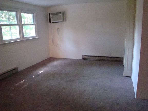 Master bedroom w/walk-in closet
