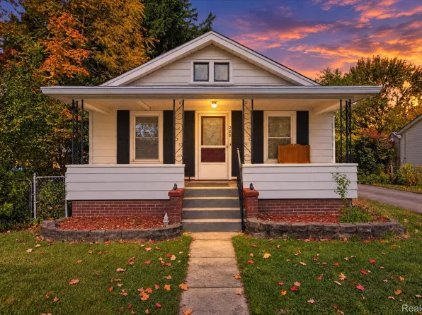 225 Roland St, Belleville, MI 48111