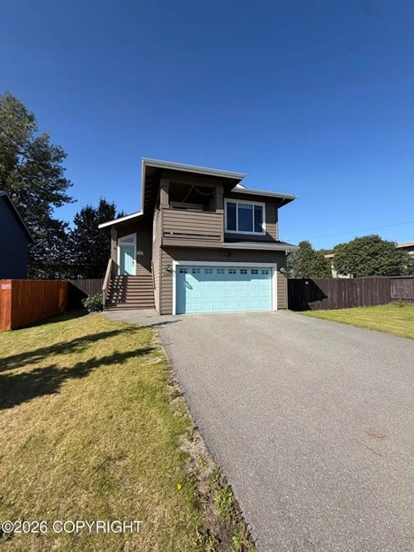 3 Bedroom Home close to JBER and downtown — Photo 1