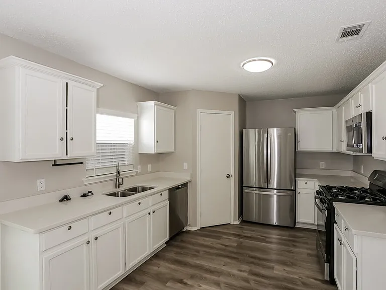 1711 Berkeley Dr — Photo 7