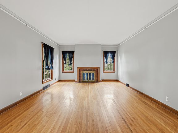4th image of 104 Spring St