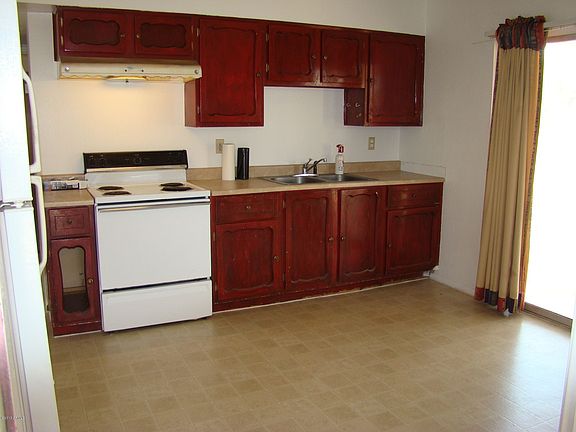 3rd image of 320 E Manhatton Dr
