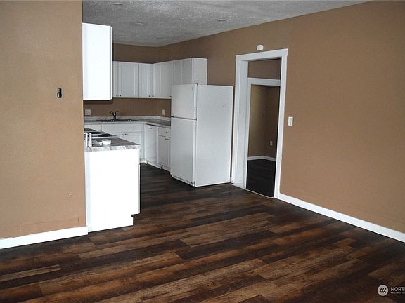 4th image of 389 Greene Street S