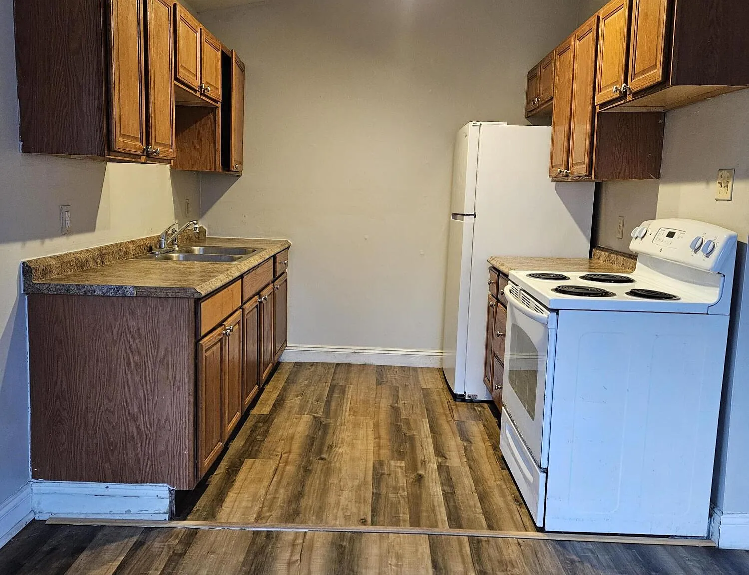 3 bed, 1.0 bath, 912 sqft, $2,000 — Photo 3