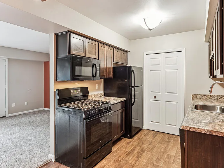 Pointe West Apartments — Photo 26