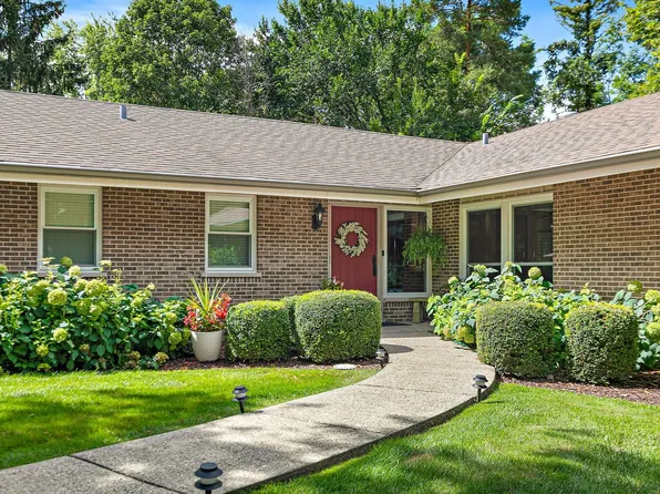 565 Tanglewood Ct, Algonquin, IL 60102