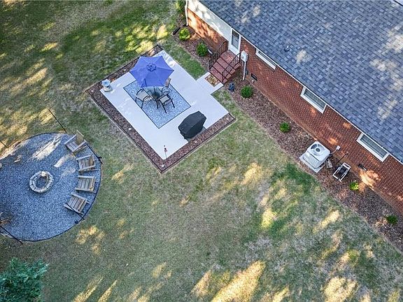 5th image of 329 Lambert Dr