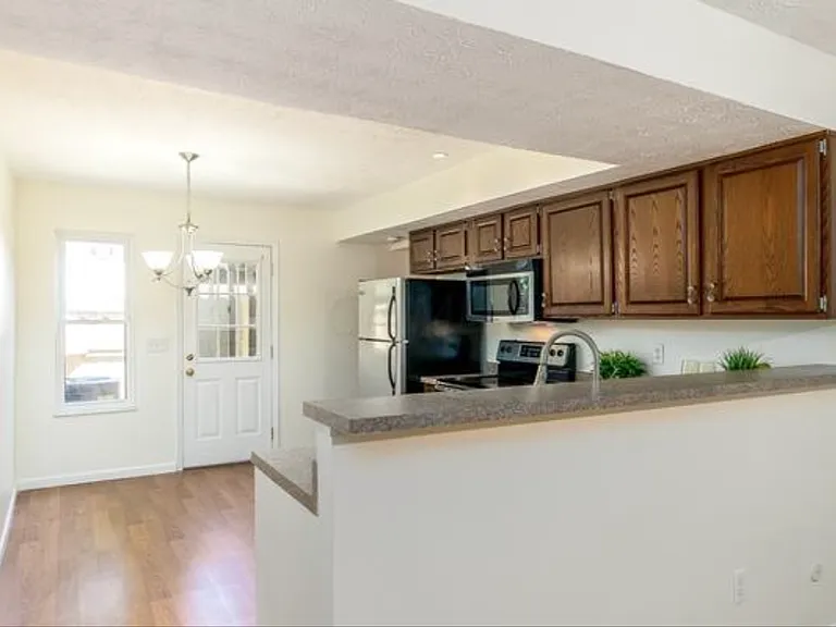3245 Summerdale Ln — Photo 3