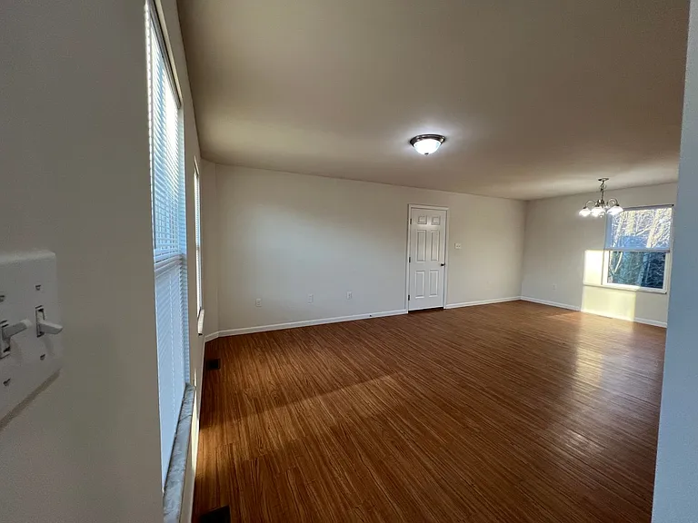 3 Bedroom 2 bath 2 car garage house — Photo 16