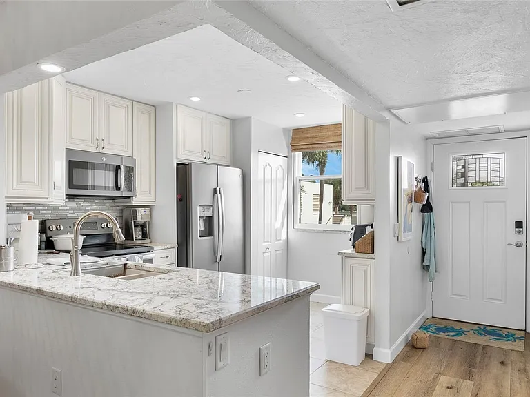 440 Palm Tree Dr — Photo 7