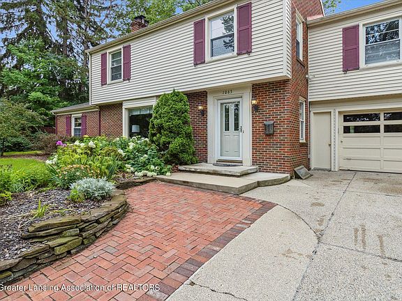 4th image of 1063 Rosewood Ave