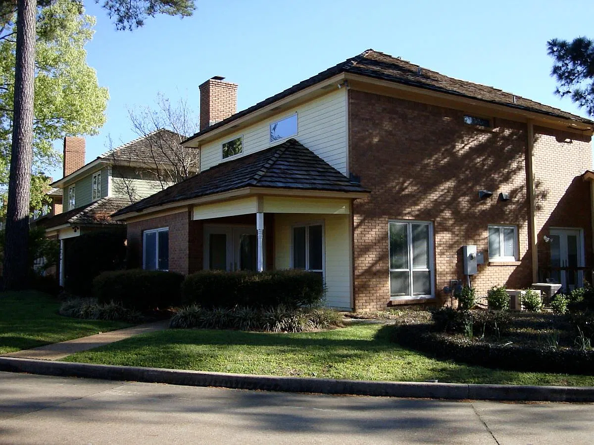 3 bed, 2.5 bath, 2200 sqft, $2,600 — Photo 2