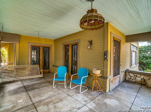3rd image of 1018 W Mistletoe Ave