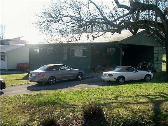 2nd image of 900 Winding Hills Ln