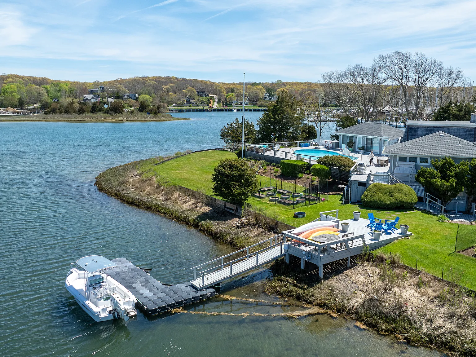 Waterside Pool and Waterfront on the Harbor. — Photo 1
