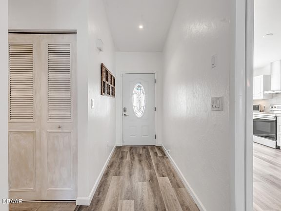 5th image of 28 Lake Fairgreen Cir