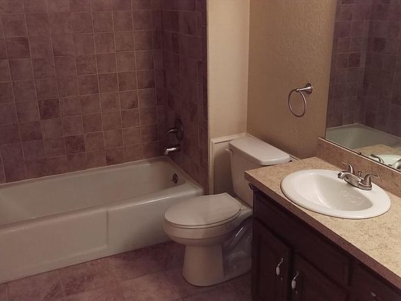 3rd image of 2408 Lakeview Cir