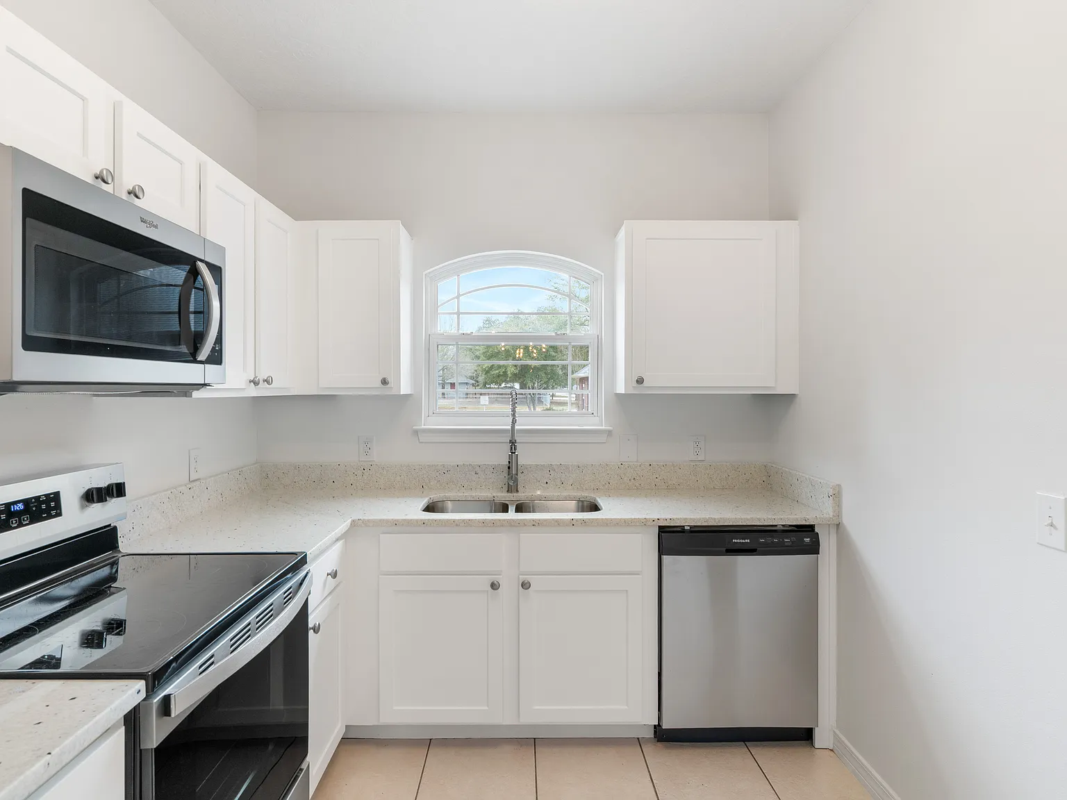 3 bed, 1500 sqft, $2,100 — Photo 2