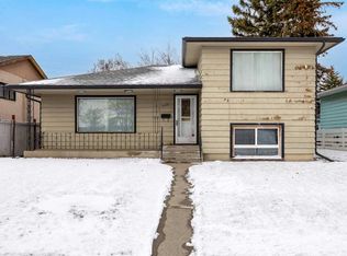 2472 SW Capitol Hill Cres NW, Calgary, AB T2M 4C2