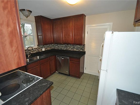 3rd image of 909 Longfellow Ave