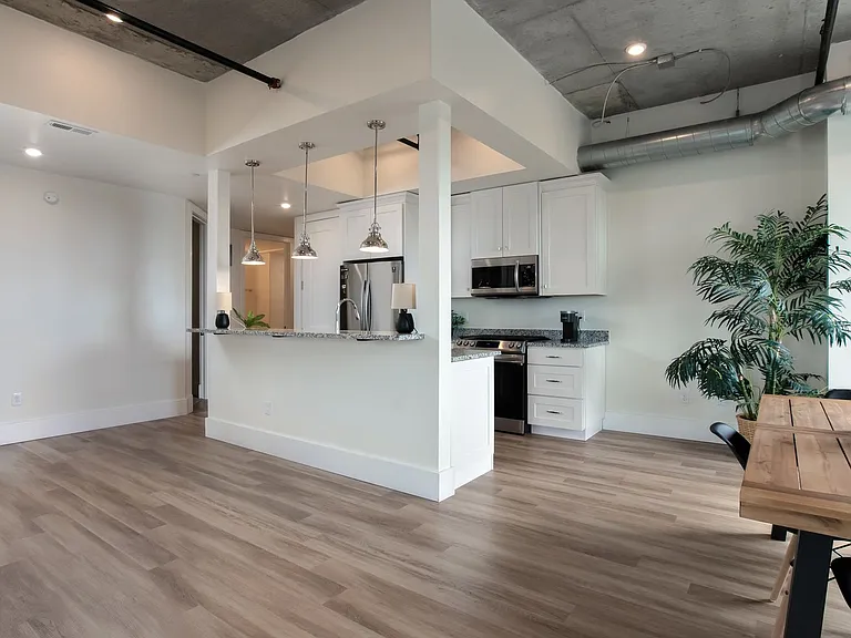 300 East Apartments — Photo 215