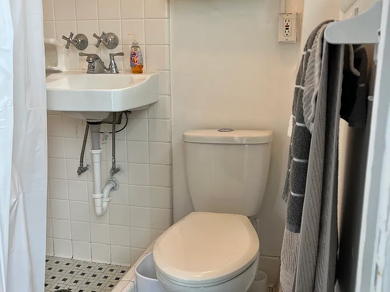 710 E Ann St #5 — Photo 4