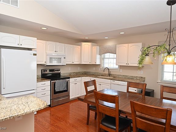 5th image of 170 Sandy Ct Unit 7