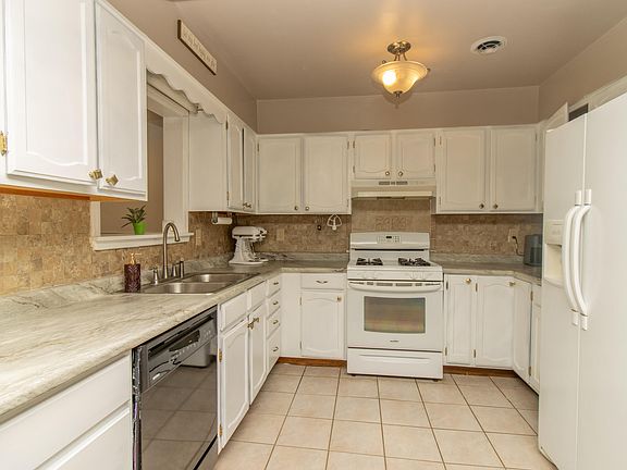5th image of 210 Clinton St #A