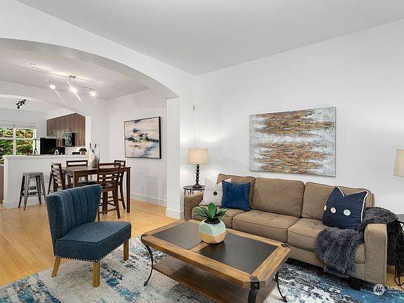 Light and bright living room off kitchen!>