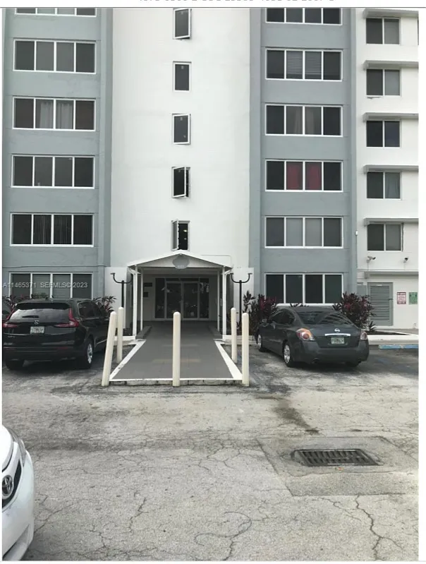 Building Photo - 9001 SW 77th Ave #C202