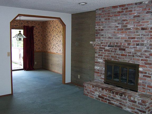formal dining room w/door to deck