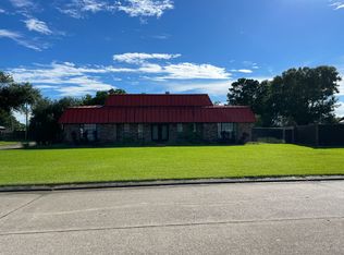 425 Meadowgreen Dr, Port Neches, TX 77651