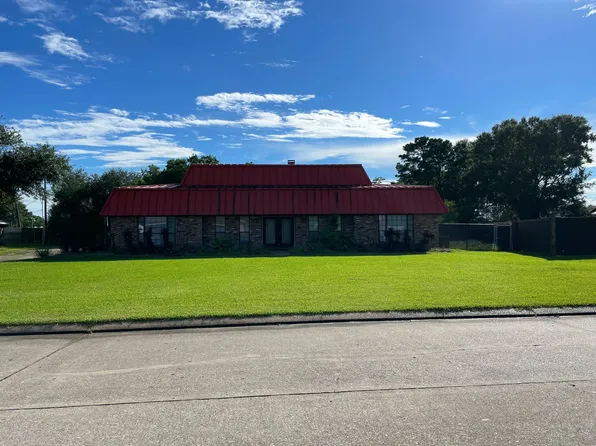 425 Meadowgreen Dr, Port Neches, TX 77651