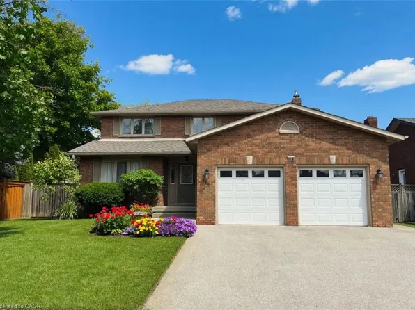 153 Meadowbrook Dr, Hamilton, ON L9G 4S9
