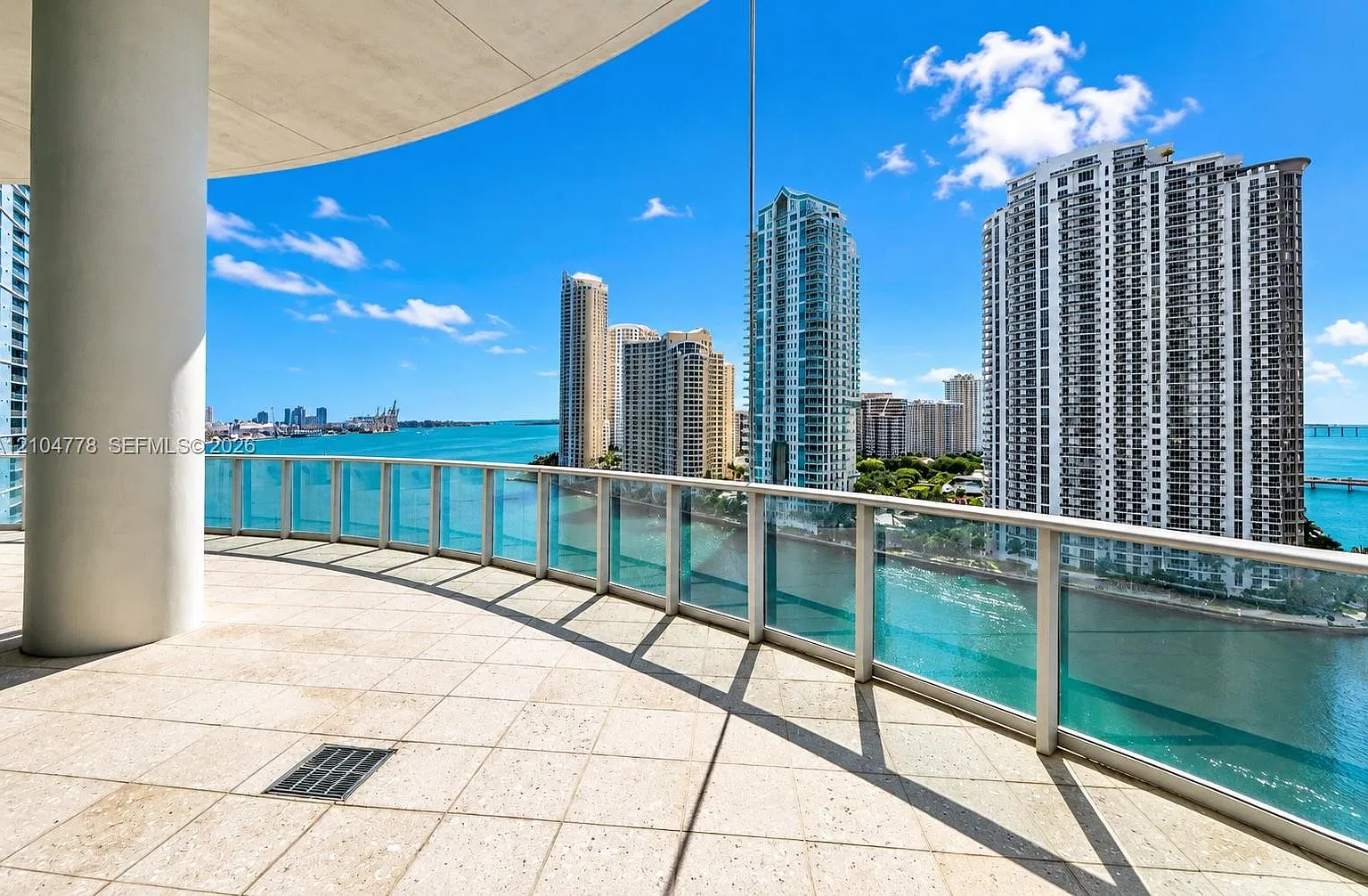 Met 1 Condo — Photo 4